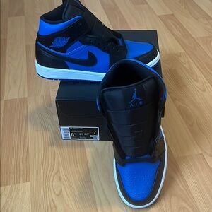 Air Jordan 1 mid black/royal blue
BRAND NEW!!!
